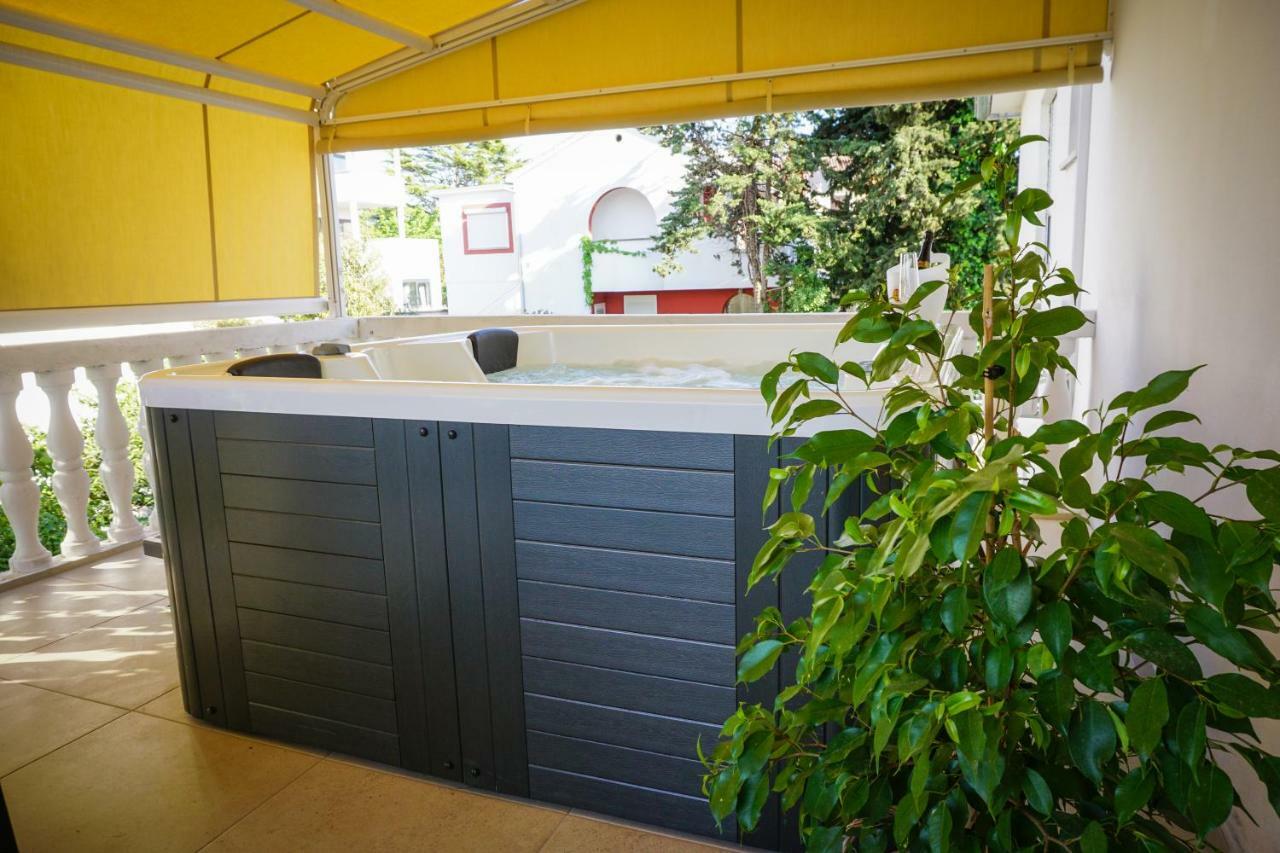 Apartment Paula With Private Jacuzzi And Parking- Near The Beach Zadar Exterior photo