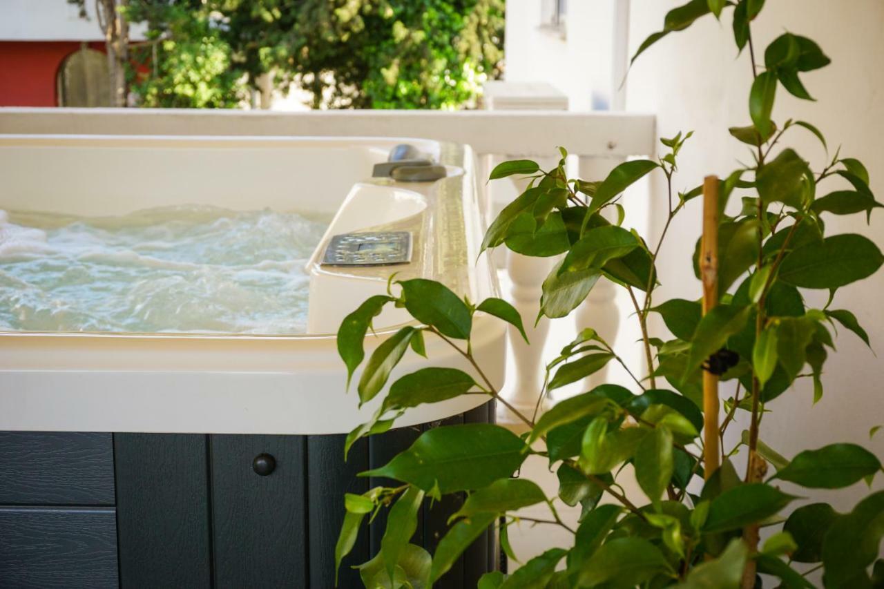 Apartment Paula With Private Jacuzzi And Parking- Near The Beach Zadar Exterior photo