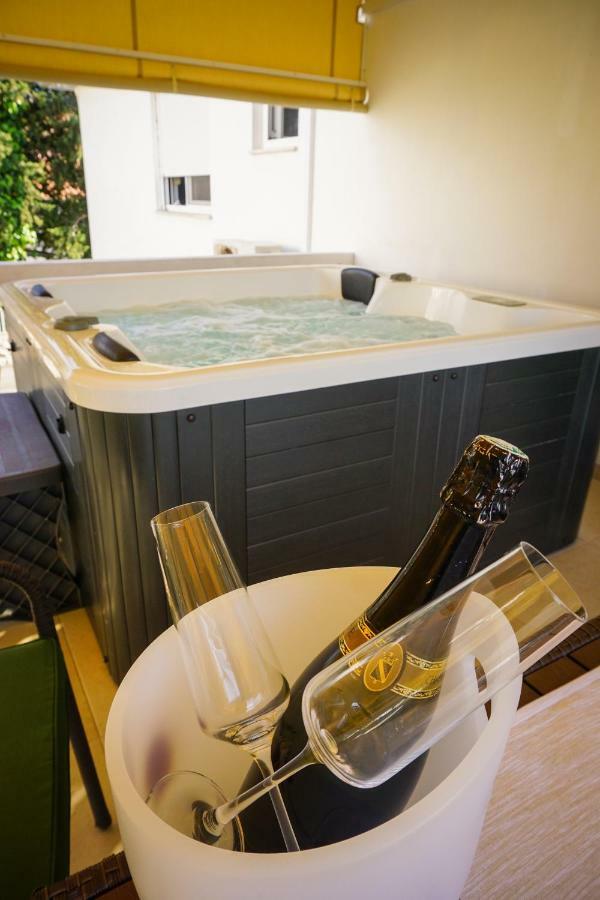 Apartment Paula With Private Jacuzzi And Parking- Near The Beach Zadar Exterior photo