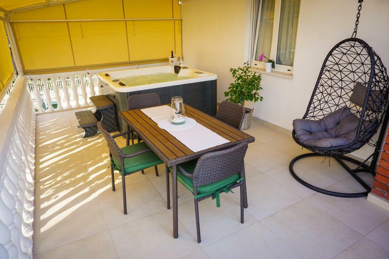 Apartment Paula With Private Jacuzzi And Parking- Near The Beach Zadar Exterior photo