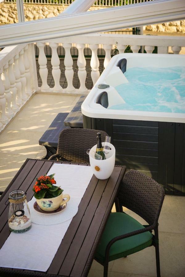 Apartment Paula With Private Jacuzzi And Parking- Near The Beach Zadar Exterior photo