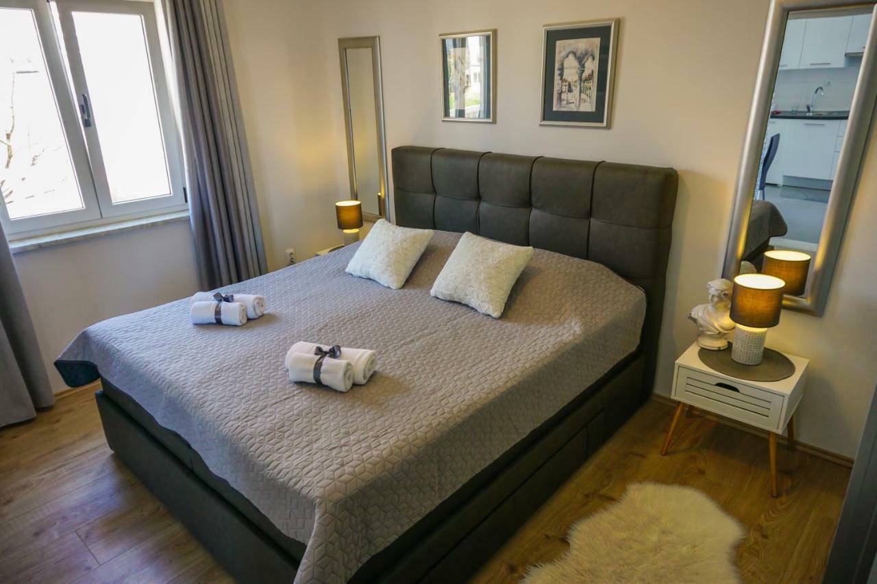 Apartment Paula With Private Jacuzzi And Parking- Near The Beach Zadar Exterior photo